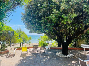 Villa GREG stupenda location sulla spiaggia con accesso diretto al mare Terracina